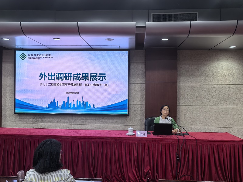 总班主任佛朝晖从“重温外出调研路”、“回味产教融合型”两个方面总结调研学习体会。